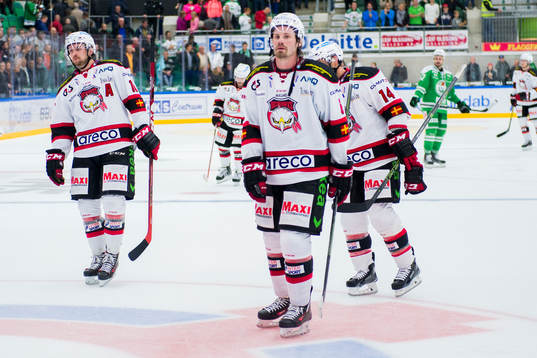 Malmö Redhawks Magnus Häggström och Stefan Warg deppar