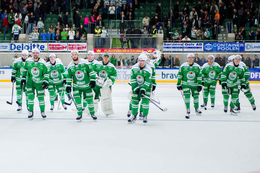 Rögles spelare firar segern i ishockeymatchen i SHL mellan