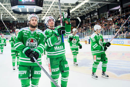 Rögles Jordan Smotherman och Daniel Sylwander firar segern
