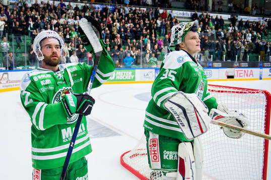 Rögles Jack Connolly och målvakt Oscar Dansk firar segern