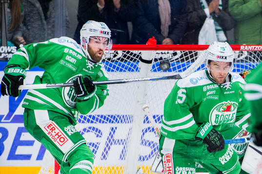 Rögles Jack Connolly och Dominik Granak rensar framför