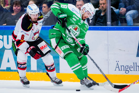 Malmö Redhawks Stefan Warg jagar Rögles Emil Kristensen