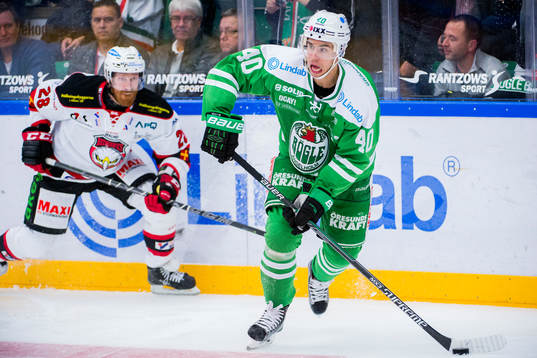 Rögles Jesper Jensen jagas av Malmö Redhawks Jens Olsson