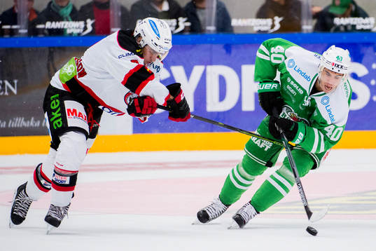 Malmö Redhawks Nils Andersson jagar Rögles Jesper Jensen