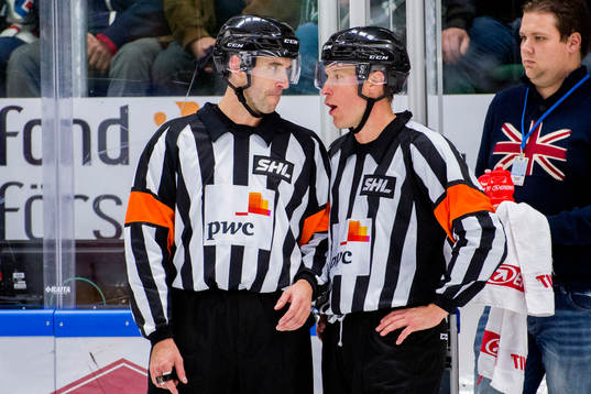 Domare Linus Öhlund och Tobias Björk