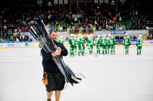 Rögles materialförvaltare Frederik Andersen bär av