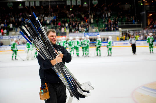 Rögles materialförvaltare Frederik Andersen bär av