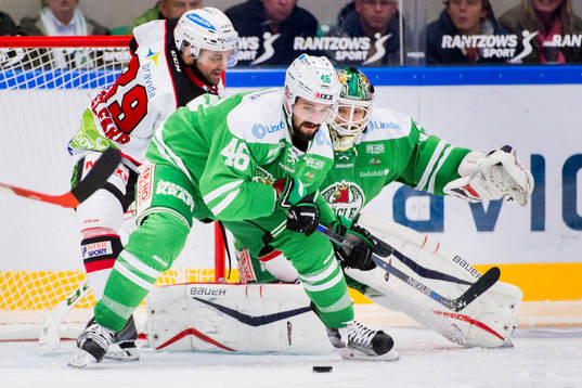 Malmö Redhawks Eric Himelfarb oroar bakom Rögles målvakt