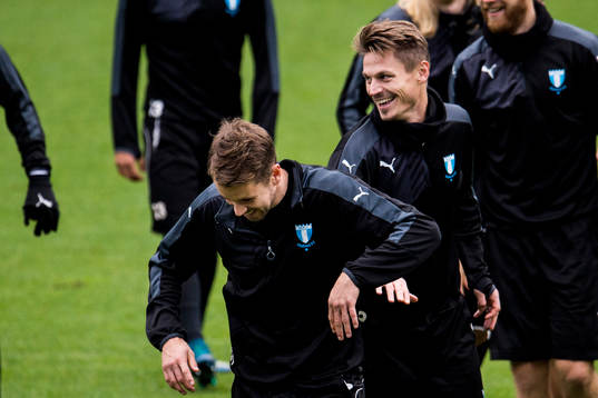 Malmös Kari Arnarson och Markus Rosenberg skojar med