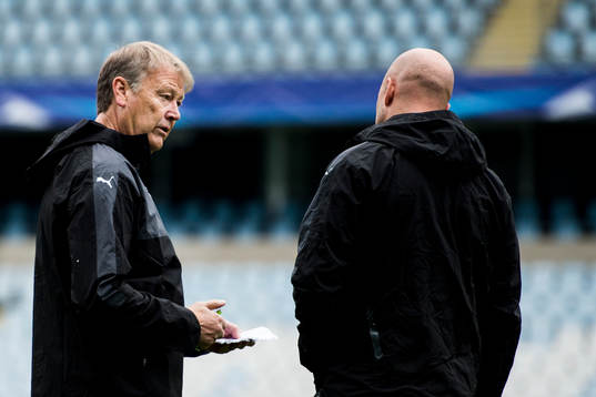 Malmös tränare Åge Hareide i samtal med assisterande