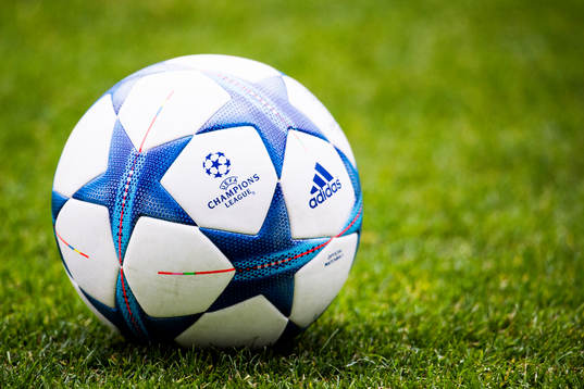 En fotboll som det står Champions League på
