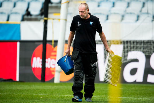 För att förbättra gräskvaliteten på Swedbank Stadion