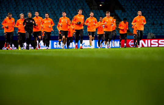 Shakhtar Donetsks spelare joggar