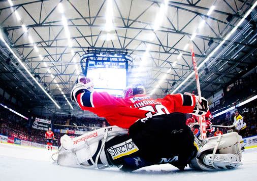 Örebros målvakt Henrik Lundberg plockar pucken