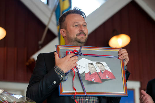 Örgrytes klubbdirektör Pierre Edström visar upp nästa