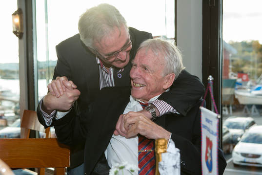 Ralf Edström kramar om Agne Simonsson på hans 80-års