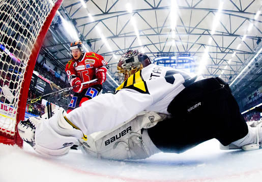 Brynäs målvakt Bernhard Starkbaum räddar skott från