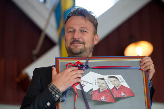 Örgrytes klubbdirektör Pierre Edström visar upp nästa