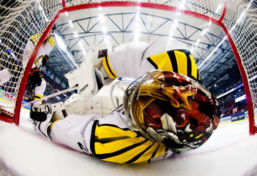 Brynäs målvakt Bernhard Starkbaum blockerar pucken