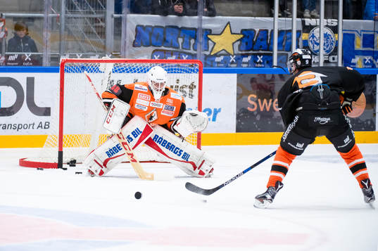 Karlskronas målvakt Viktor Andersson värmer upp