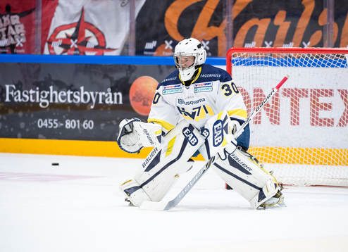 s målvakt Alexander Johansson värmer upp