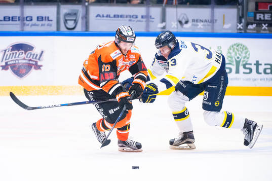 s Niklas Hansson  i kamp om pucken