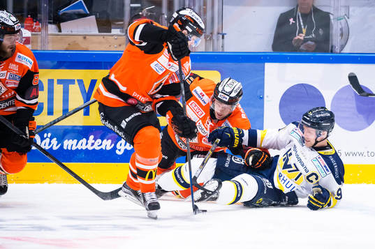 s Mattias Tedenby ligger på isen
