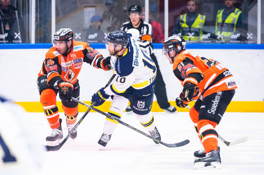 s Martin Thörnberg avlossar ett skott
