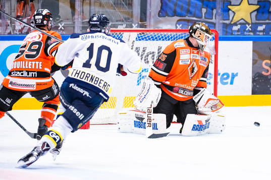 Karlskronas målvakt Linus Fernström räddar en puck
