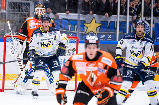 s Chris Abbott oroar framför målet