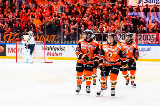 Karlskronas Maksim Matushkin har gjort 2-4 och jublarunder
