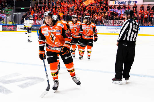Karlskronas Maksim Matushkin har gjort 2-4 och jublarunder