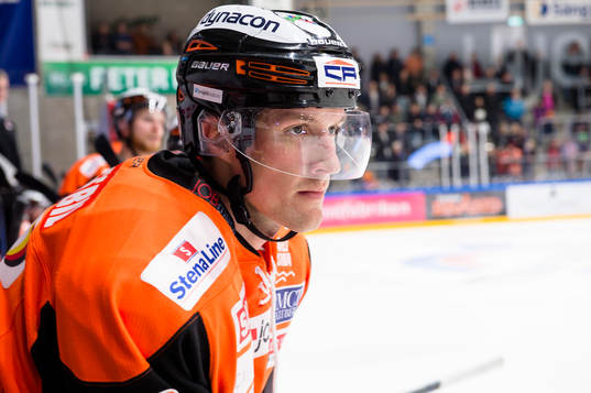 Karlskronas Emil Larsson deppar i båset
