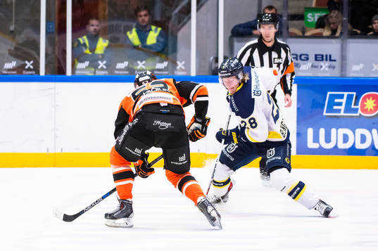 Karlskronas Maksim Matushkin försöker finta av Anton