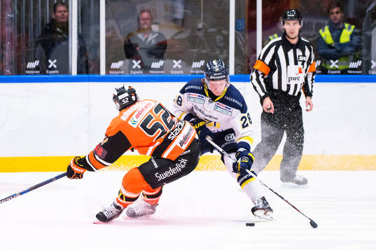 Karlskronas Maksim Matushkin försöker finta av Anton