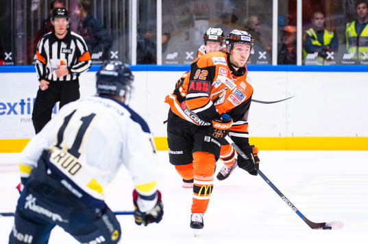 Karlskronas Jesper Olofsson drar i väg ett skott