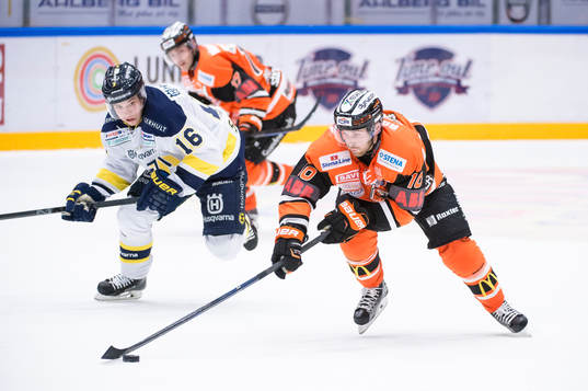 Karlskronas Mattias Guter  med pucken