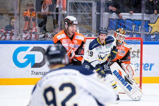 s Chris Abbott framför Karlskronas mål
