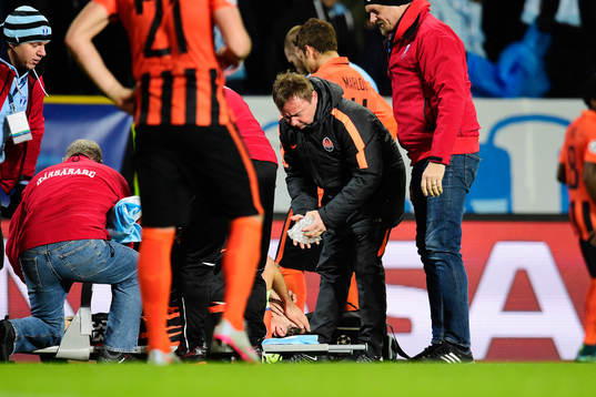 Shakhtar Donetsks Darijo Srna bärs ut på bår