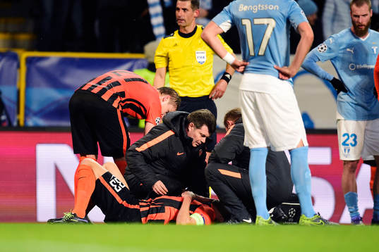 Shakhtar Donetsks Darijo Srna bärs ut på bår