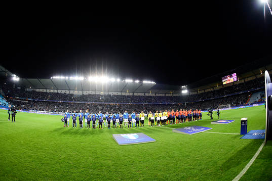 Lagen står uppställda på Malmö stadion