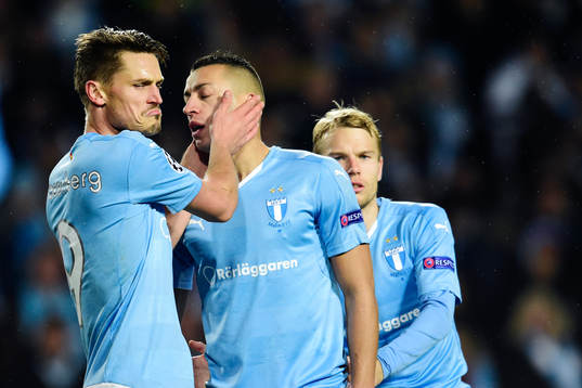 Malmö FFs  Markus Rosenberg tröstar Nikola Djurdjic