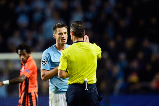 Malmö FFs  Markus Rosenberg diskuterar med domare Tasos