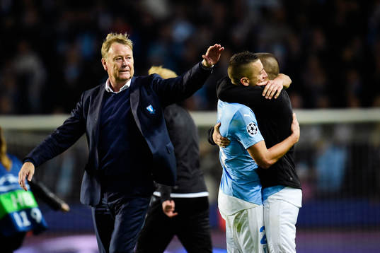Malmö FFs  tränare Åge Hareide framför Nikola Djurdjic