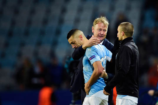 Malmö FFs  tränare Åge Hareide kramar om Nikola Djurdjic