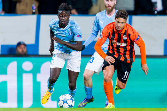 Malmö FFs  Pa Konate jagas av Shakhtar Donetsks Marlos