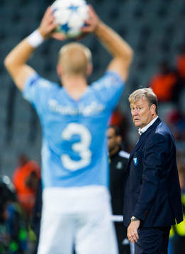 Malmö FFs tränare Åge Hareide tittar på Anton