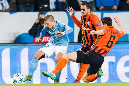 Malmö FFs  Vladimir Rodic jagas av Ismaily och Taras