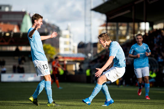Malmö FFs Teddy Bergqvist (th) jublar mot Mattias Svanberg