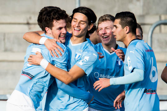 Malmö FFs Oliver Stojanovic Fredin (tv) blir omkramad av
